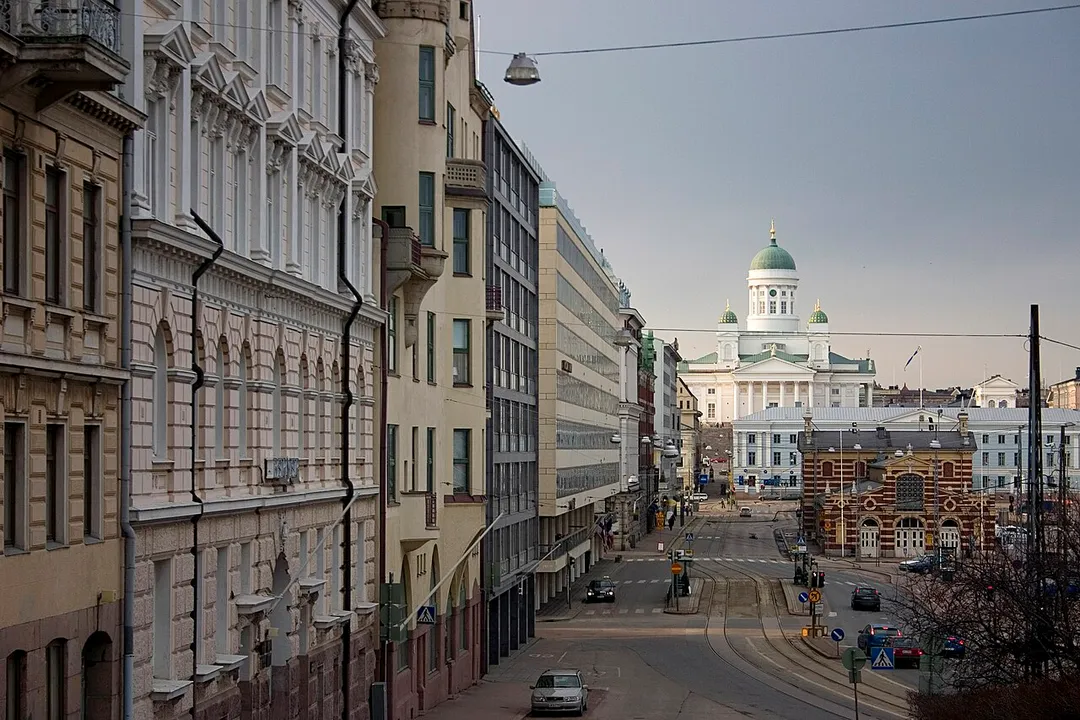 Helsingin Eteläranta. Oikealla on Vanha kauppahalli ja taustalla näkyy tuomiokirkko.