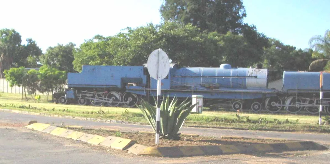 Kadoma, Конзервирана парна локомотива испред хотела Кадома, снимљено 22. марта 2005, аутор Радован Корда