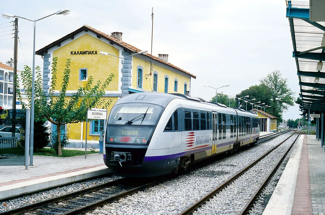 Einer der geliehenen und für Bulgarien bestimmten Desiro-VT, bei der OSE als Reihe 660 eingeordnet, im Bahnhof Kalambaka nach der Umspurung. Die Lage der größeren Bahnhöfe der Strecke Paläofarsalos–Kalambaka sowie die der letzten Kilometer vor Kalambaka hat sich beim Umspuren nicht wesentlich verändert, die Betriebsführung ohne Signalisierung, Signalabhängigkeit und Streckenblock leider auch nicht.