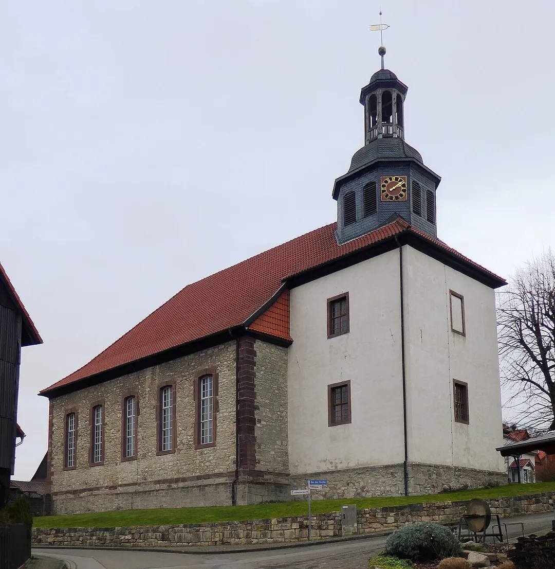 Ev.-luth. Kirche St. Nikolai in Echte, Gemeinde Kalefeld, Niedersachsen. Schiff erbaut 1796-98 nach Brand der alten Kirche, Turm im Kern mittelalterlich