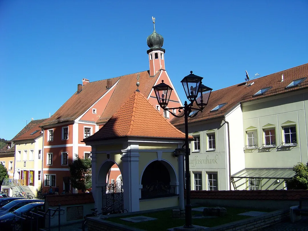 Kallmünz. Kriegerdenkmal, offenes Gehäuse mit Zeltdach, Pilastergliederung und Ziergitter, neubarock, um 1920, am Unterbau historische Reliefs.