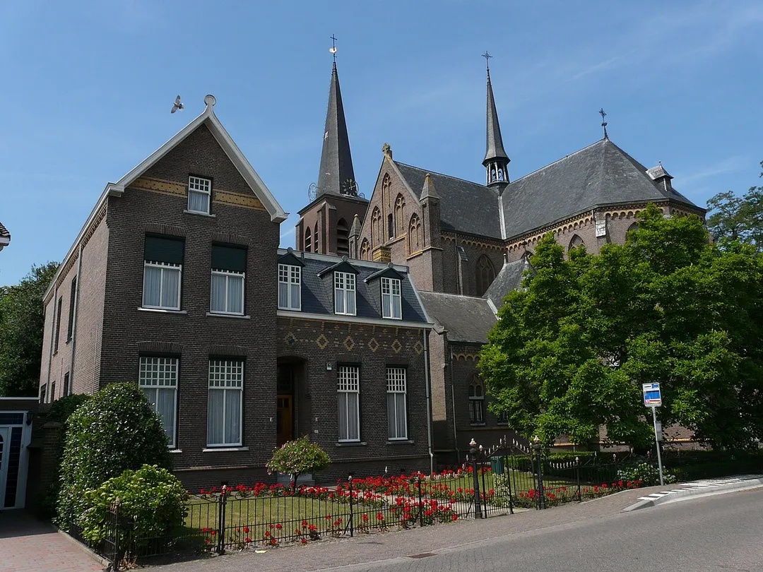 Zicht op de Pastorie en de Heilige Maria Boodschapkerk (Zegge) in Zegge