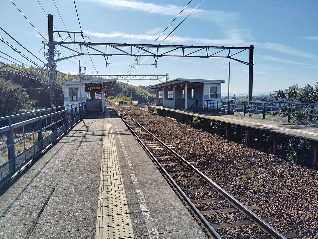 上野間駅ホーム (2番線のレール撤去後)