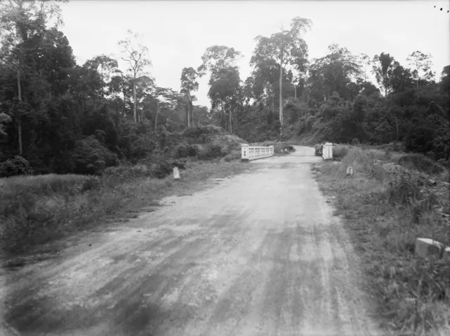 AWM caption : Gemencheh, Negri Sembilan, Malaya. 1945-09-25. The bridge (middle distance) over the Gemencheh River where, on the 1942-01-14 members of the 2/30th Australian Infantry Battalion supported by no. 30 battery, 2/15 Australian Field Regiment and the 4th Australian anti-tank regiment ambushed and killed some 600 Japanese soldiers (57 mile peg.)