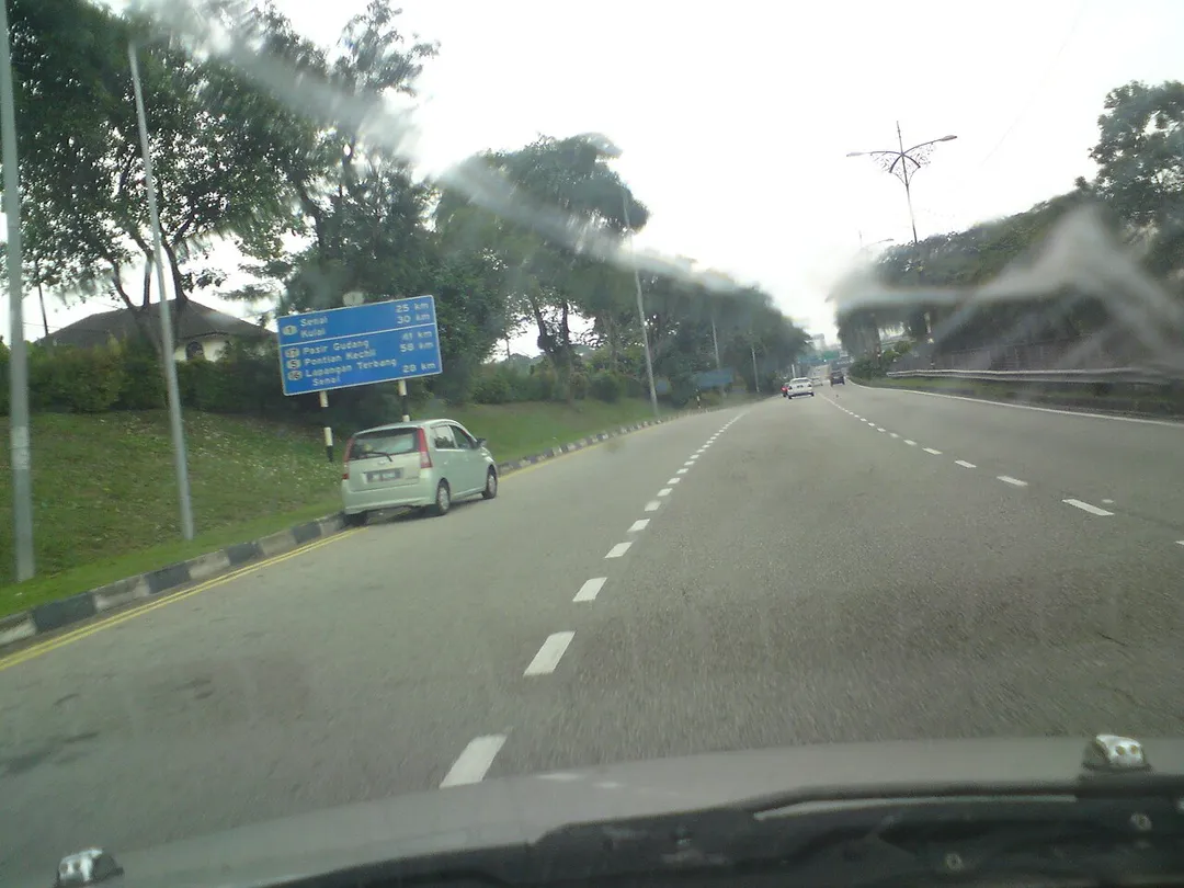 The first distance signboard encountered along the Federal Route 1 from its Kilometre Zero in Johor Bahru, Malaysia.
