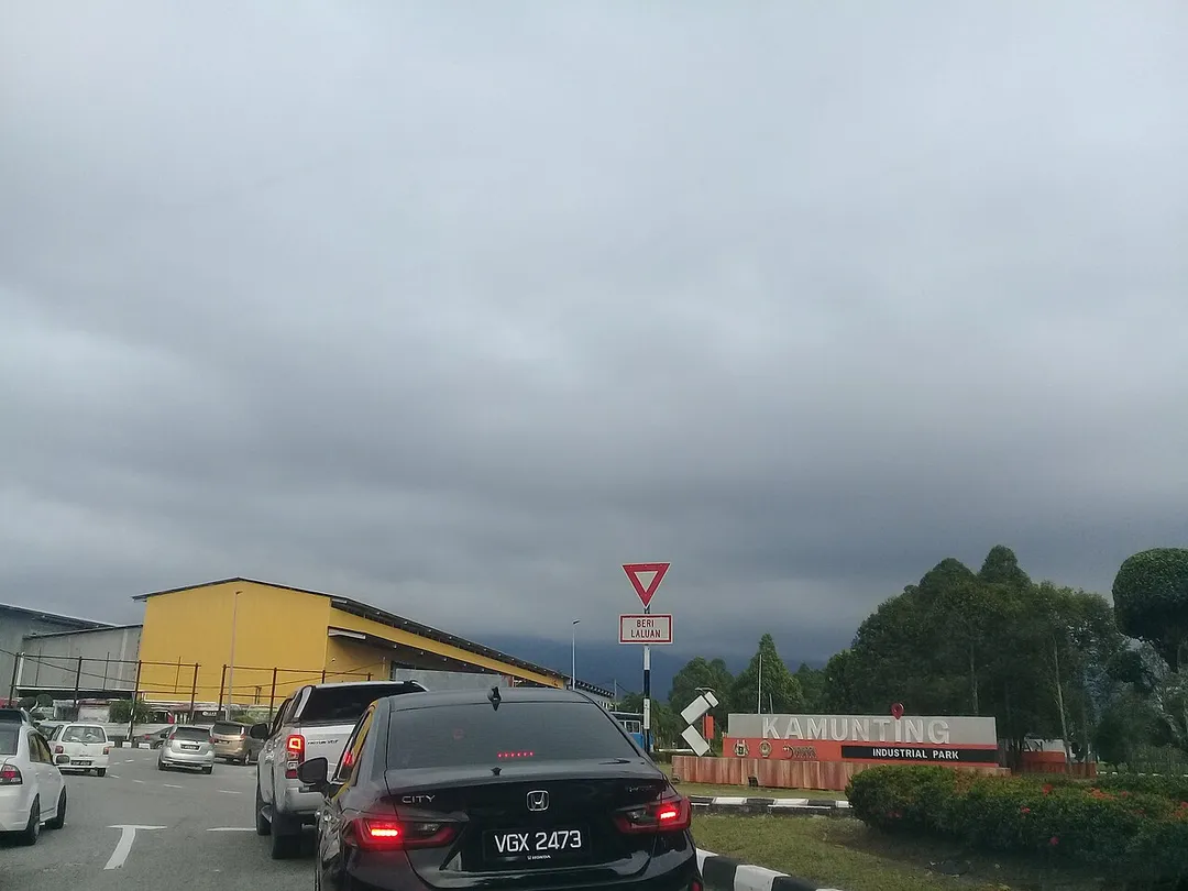 Jalan Masuk ke Kawasan Perindustrian Kamunting, Perak menuju ke arah timur (Selama).