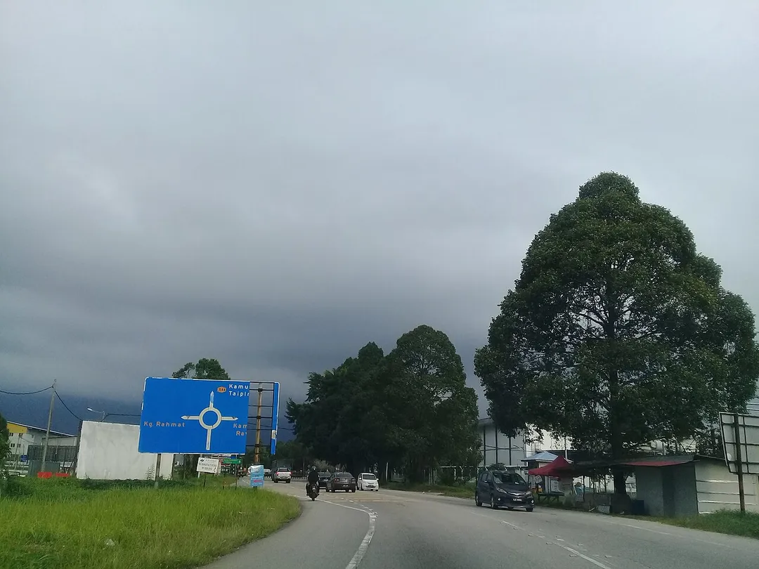 Jalan Masuk ke Kawasan Perindustrian Kamunting, Perak menuju ke arah timur (Selama).