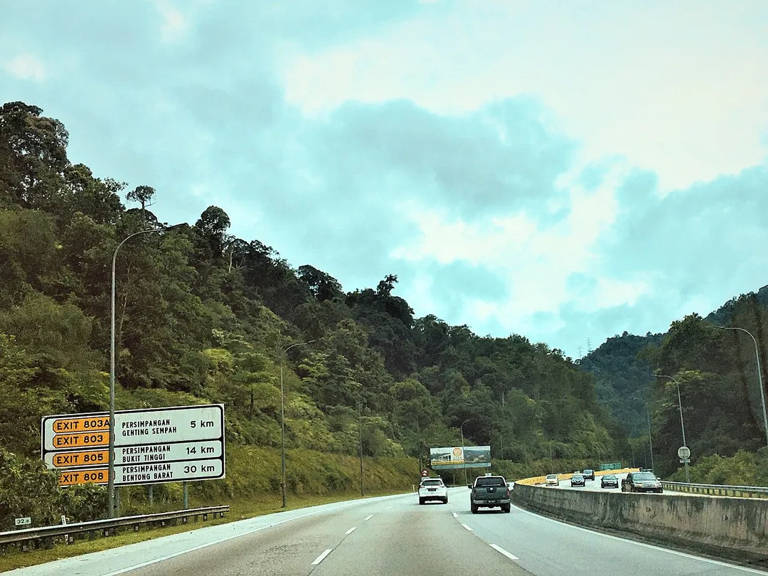 Kuala Lumpur-Karak Highway (E8) heading eastwards just before the climb towards the Genting Sempah Tunnel.