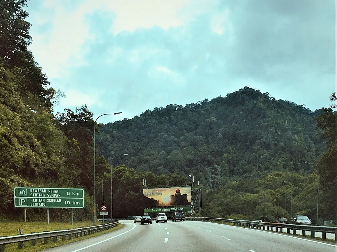 Kuala Lumpur-Karak Highway (E8) heading eastwards before the climb towards the Genting Sempah Tunnel.
