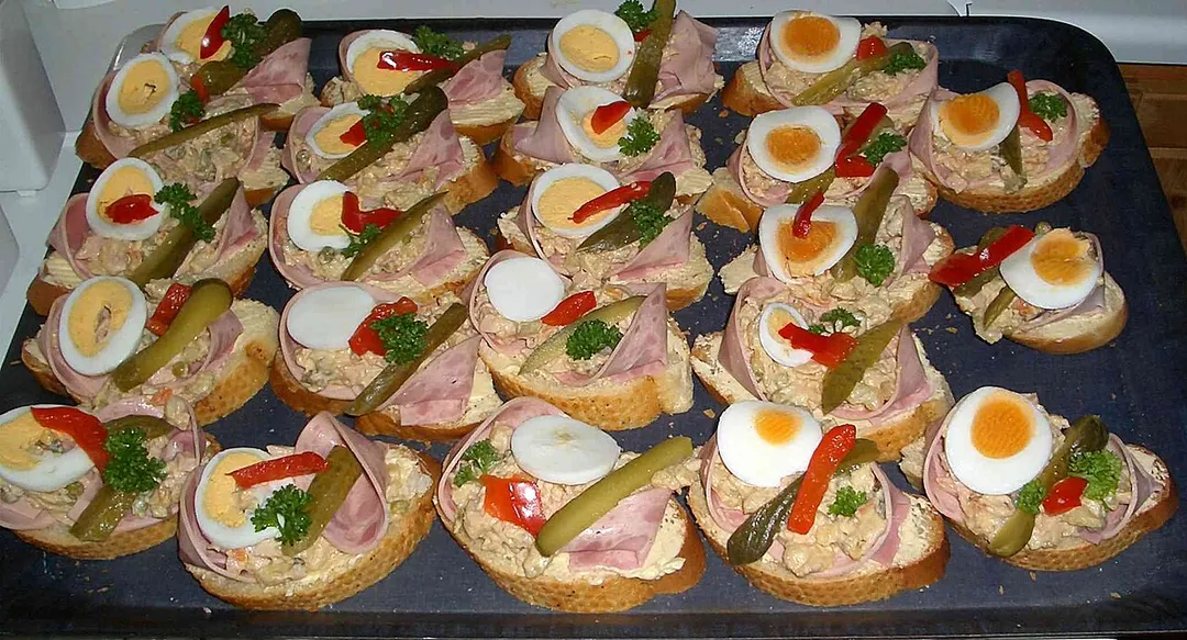 Obložené chlebíčky

Typical snack of Czech Republic