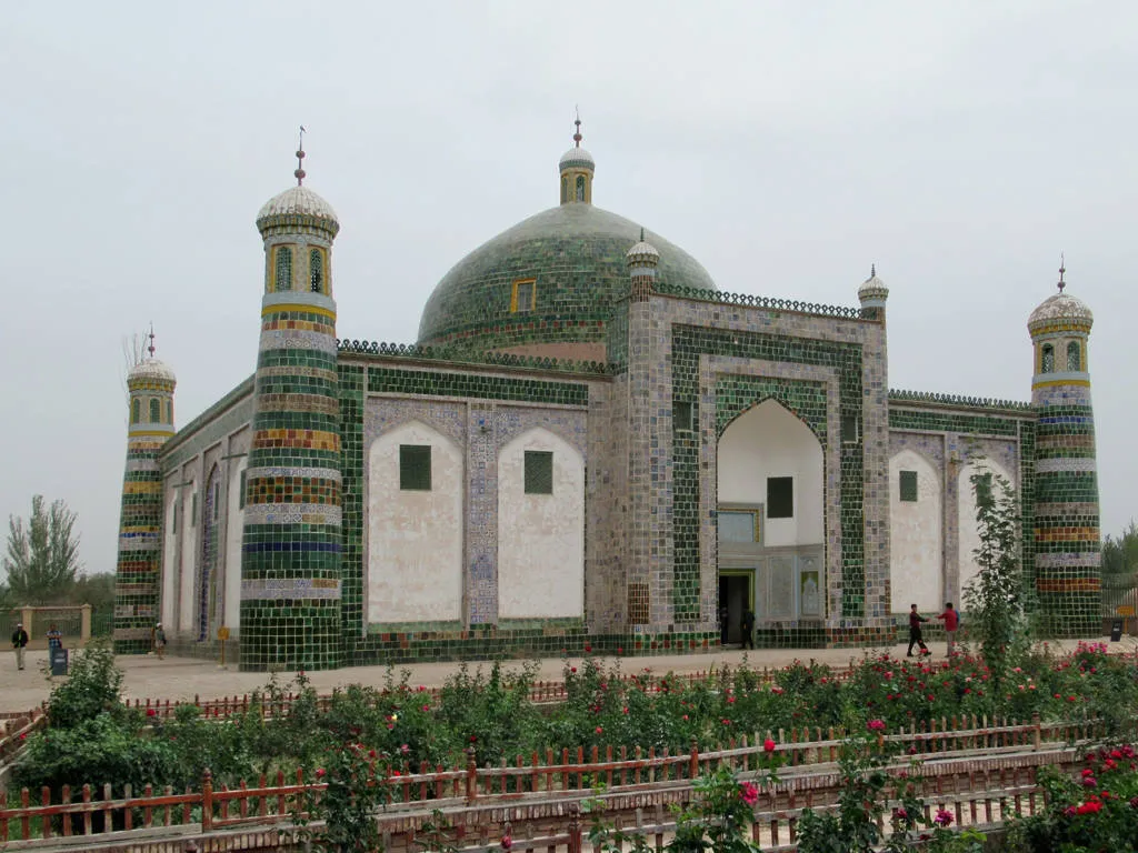 The Fragrant Imperial Concubine of Qing Dynasty Emperor Qianlong is among the 72 persons of five generations buried in the Abakh Hoja Mazar (1640) at Kashgar, Xinjiang, China.