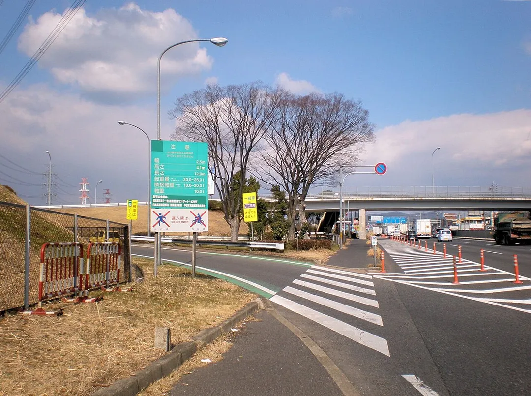 愛知県春日井市にある東名高速道路の春日井インターチェンジ入口。右側にあるのは国道19号。