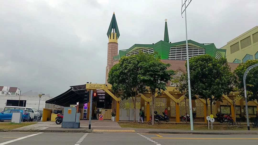 Voici Masjid Kassim à Kembangan, Singapour. Il est construit en 1921 et reconstruit en 1999. Il est également situé le long de Changi Road.