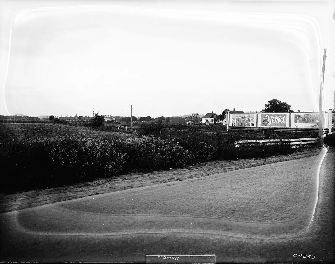 C4253 Roadway looking to billboards
Keywords: glass plate negative; Railroads; (NPS Focus Subject Thesaurus)