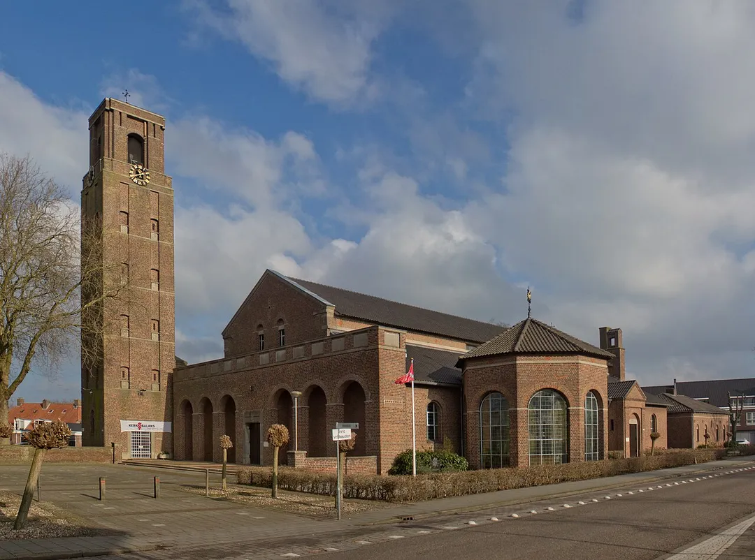 De Katholieke Sint-Martinuskerk van Kerkdriel. Ontworpen door Cees Pouderoyen.
