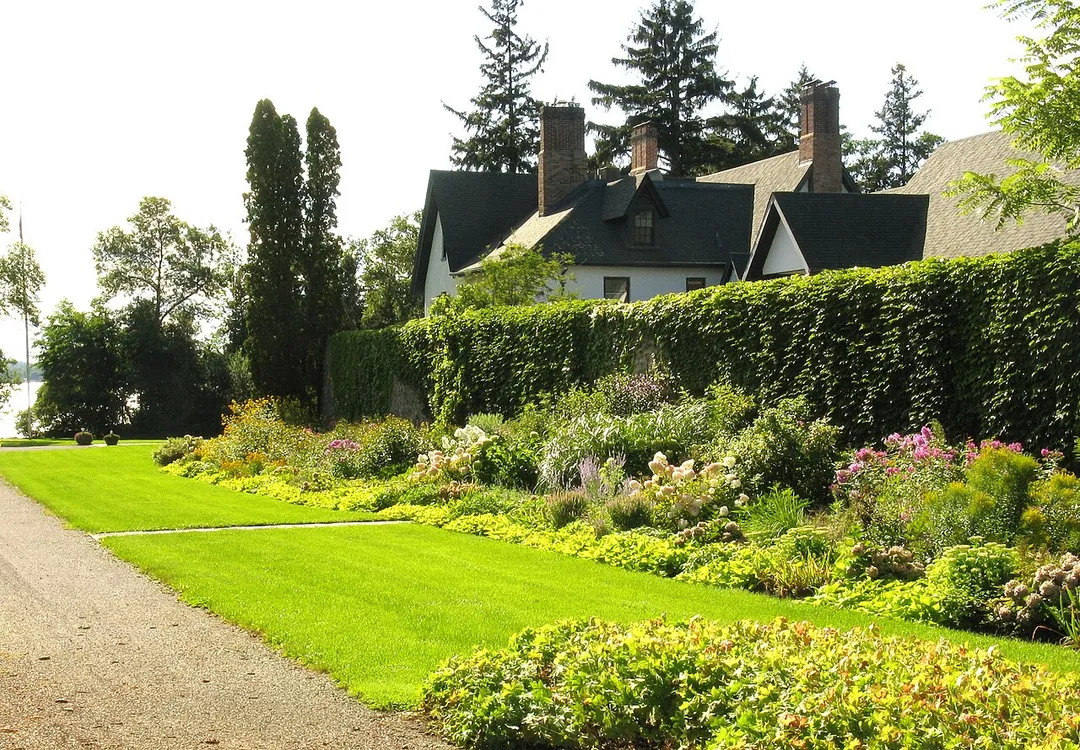 Beechcroft and Lakehurst Gardens National Historic Site, Roches Point, Ontario