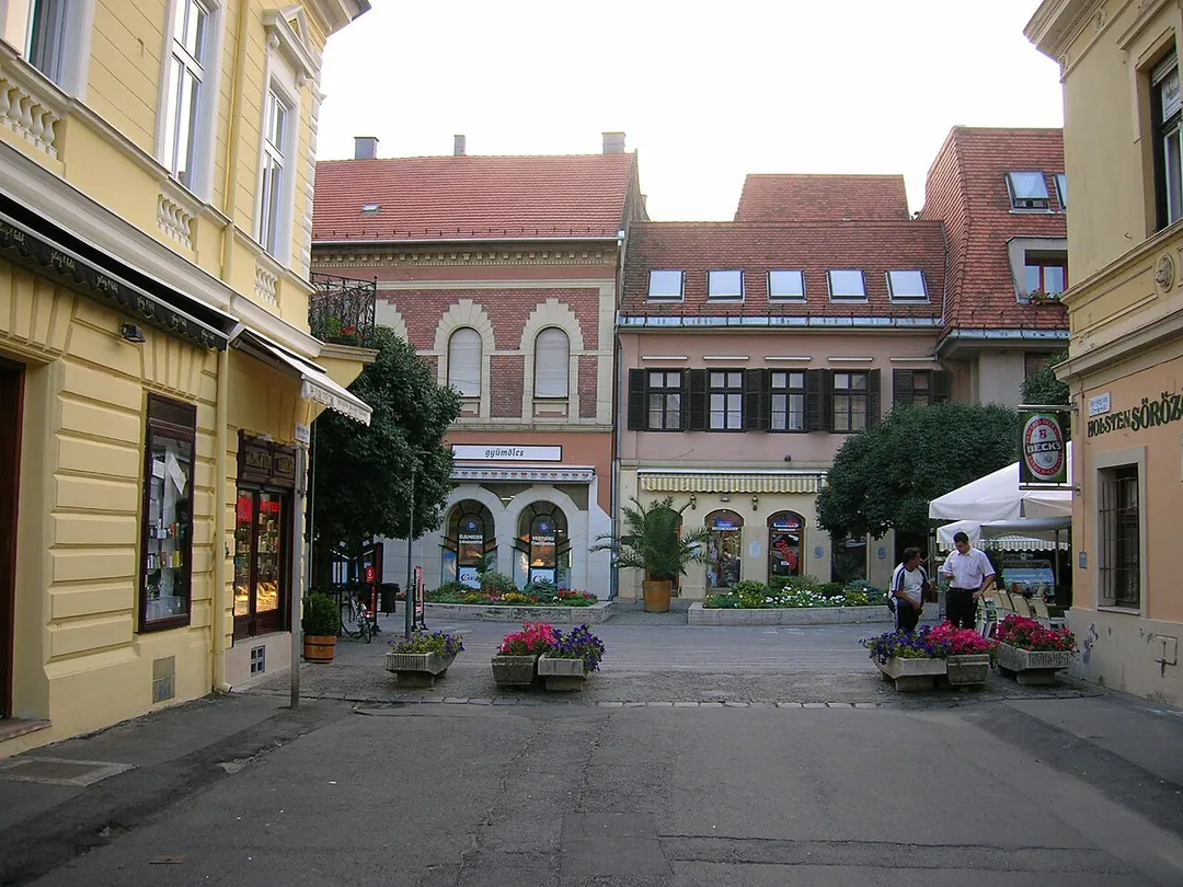 Kossuth utca  a Fejér György utca felől, Keszthely. Műemlék ház. ID 10889 Zala m., Keszthely, Kossuth u. 17.