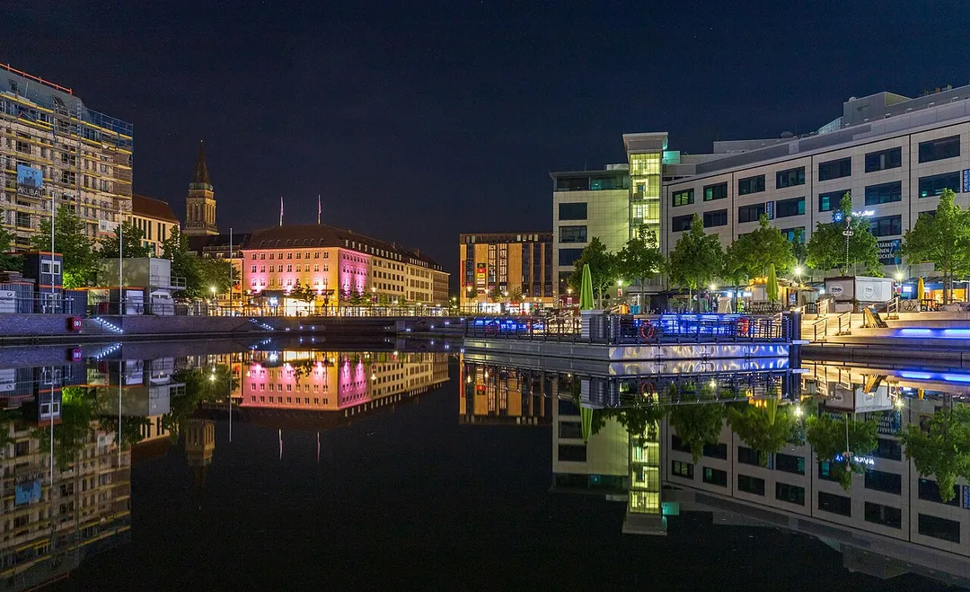 Der Bootshafen Kiel bei Nacht