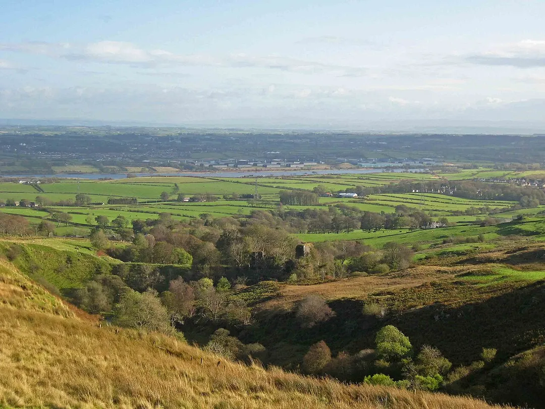 Glen Garnock and Glengarnock Castle, looking south from Burnt Hill towards Kilbirnie Loch.