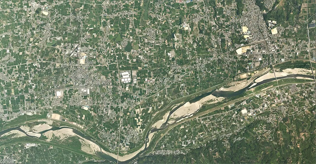 Kinokawa City. An aerial photograph of the north side of the Kinokawa River.