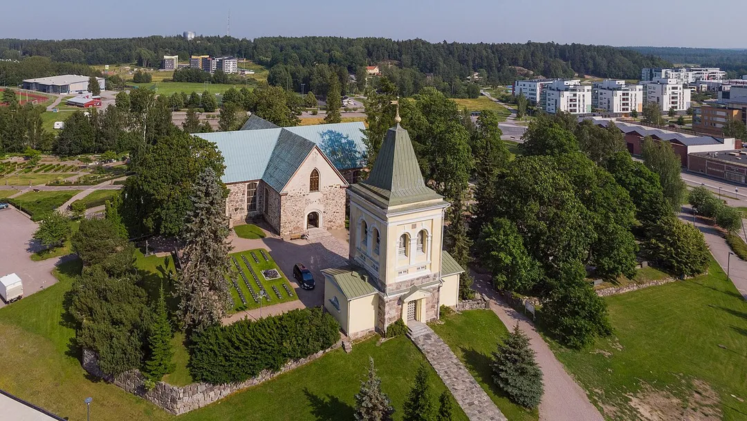 This is a photo of a monument in Finland identified by the ID 'Kirkkonummi Church' (Q5399375)