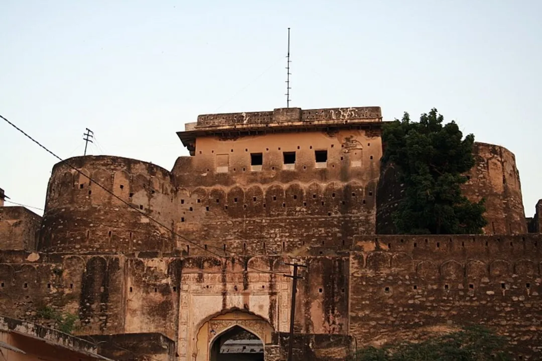 Kishangarh fort is situated at a distance of approximately 27 km from the Ajmer city of Rajasthan. The fort, constructed by Maharaja Roop Singh of Rathore clan, dates back to the 1650's. The Kishangarh fort, near Ajmer, has a number of palaces and monuments inside its walls and is encircled by a huge moat. A magnificent lake located near the fort plays host to numerous rare and exotic birds,