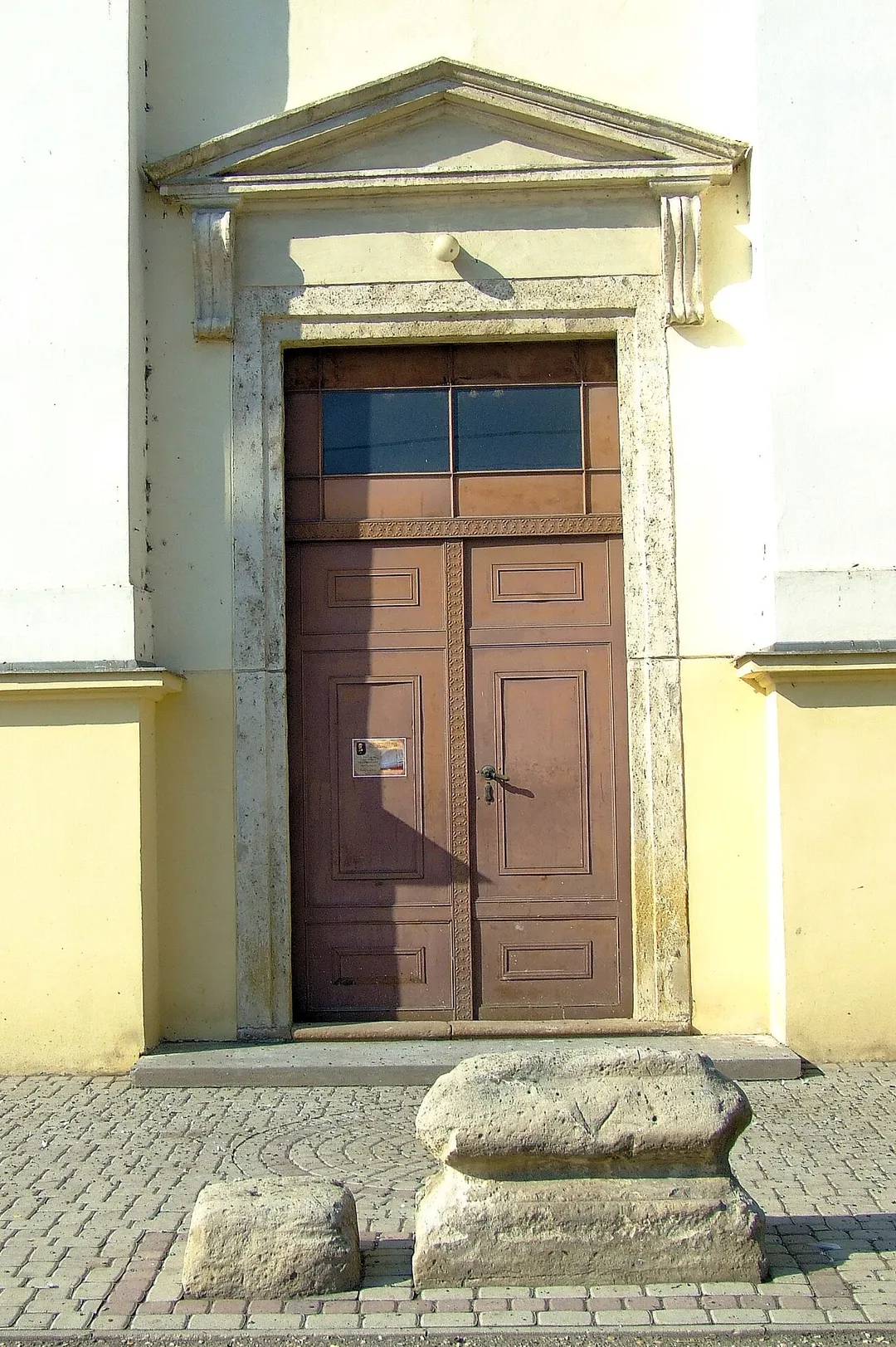 A kiskunlacházai református templom bejárata. Előtte 18. századi szégyenkő