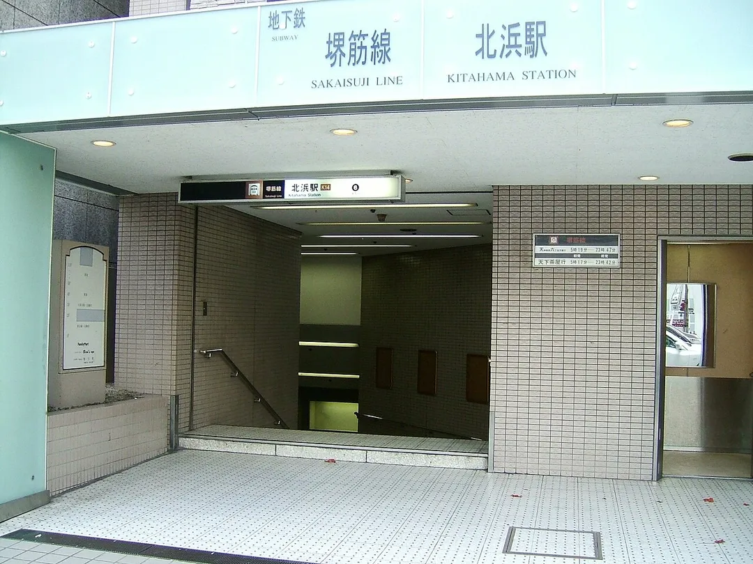 The no.6 entrance to Kitahama Station on the Sakaisuji Line