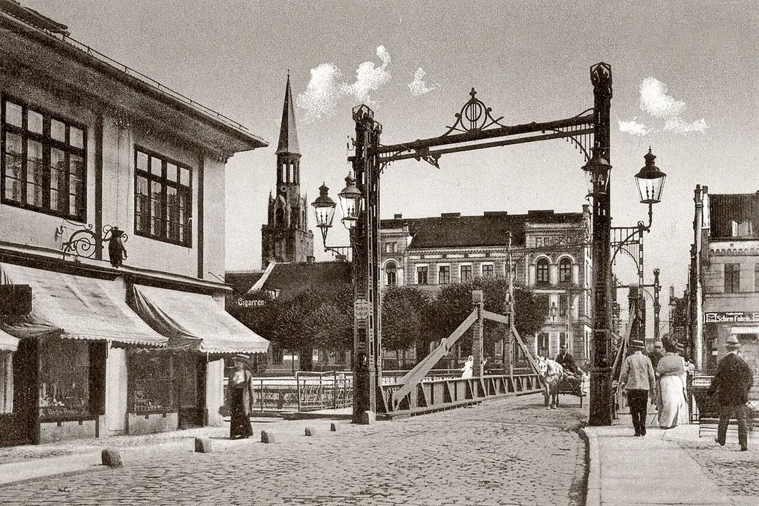 Biržos tiltas (Burzovní most) před r. 1930. Pohled od severu. V pozadí věž kostela Sv. Jana (dnes je na jeho místě volné prostranství na jižní straně východní části ulice Turgaus gatvė)