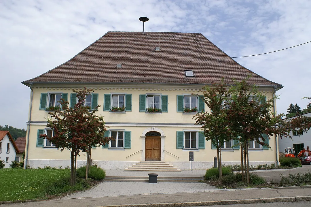Das imposante ehemalige Amtshaus aus dem Jahr 1793 ist heute Sitz der Ortsverwaltung Arnegg (Blaustein, Alb-Donau-Kreis)
