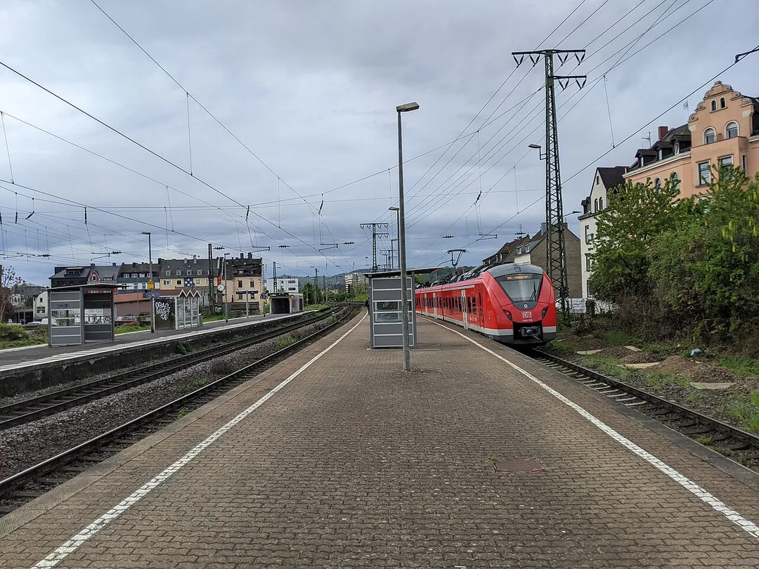 Bahnsteige im Bf Koblenz-Lützel in Blickrichtung Koblenz Hbf. Auf Gleis 4 (re.) fährt die Rhein-Erft-Express RE8 nach Koblenz Hbf aus.