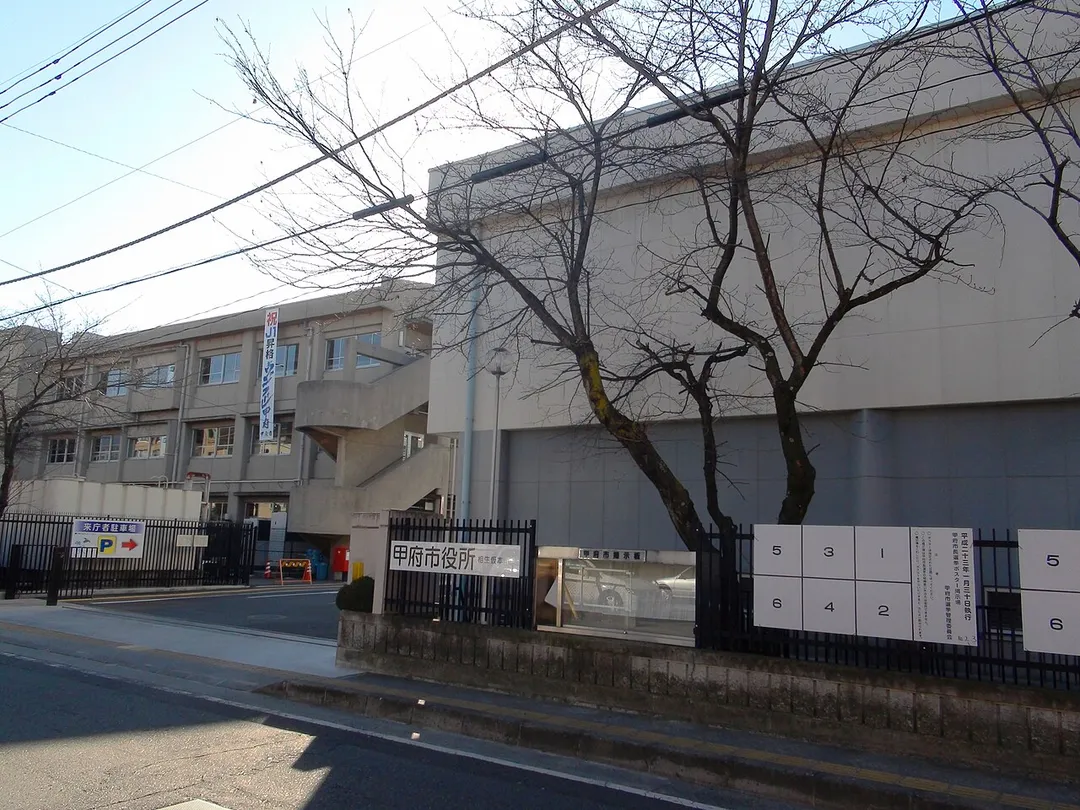 Kofu city hall which was constructed temporarily by the Aioi elementary school(The school which was abolished)