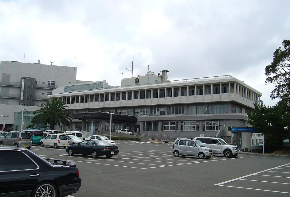 古賀市役所
2006年10月6日　Bakkai撮影<レタッチ済>　

ja:Category:福岡県の官公庁画像