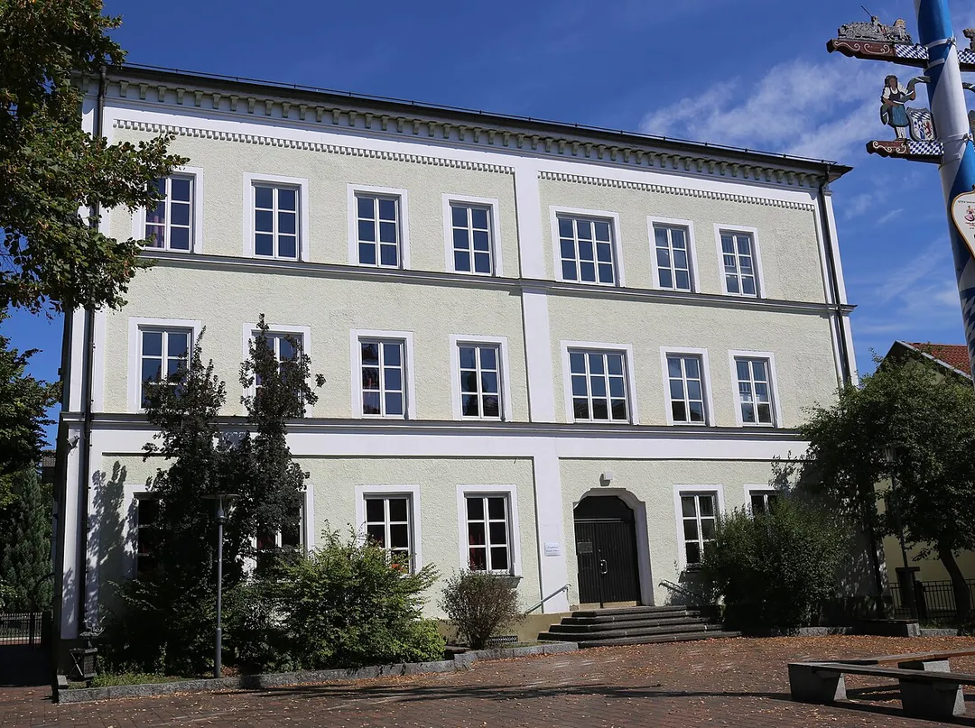 Rainerstraße 3, Kolbermoorː Mädchenschulhaus, dreigeschossiger Putzbau mit flachem Walmdach und Putzgliederungen, 1876, 1914 vergrößert




This is a picture of the Bavarian Baudenkmal (cultural heritage monument) with the ID D-1-87-150-8 (Wikidata)