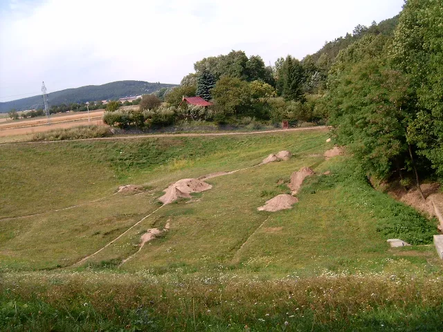 suchý polder na komínském potoce, hromady na dně vykutali cyklokrosoví a minibike nadšenci , aby si tak připravili dráhu (tady rok 2004, kdy byla trať využívána) s tichým požehnáním obce. Stráně suchého polderu tradičně využívají děti k sáňkování a hromady hlíny a díry činí sáňkování celkem nebezpečným. Hromady a díry na dně jsou totiž dodnes(2009), cyklokrosisté už ne.