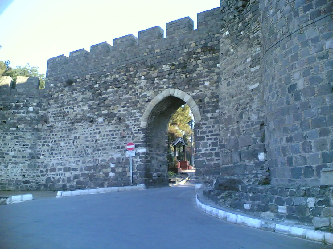 Entry of the castle of en:Kadifekale (ancient Pagos) in en:İzmir, Turkey