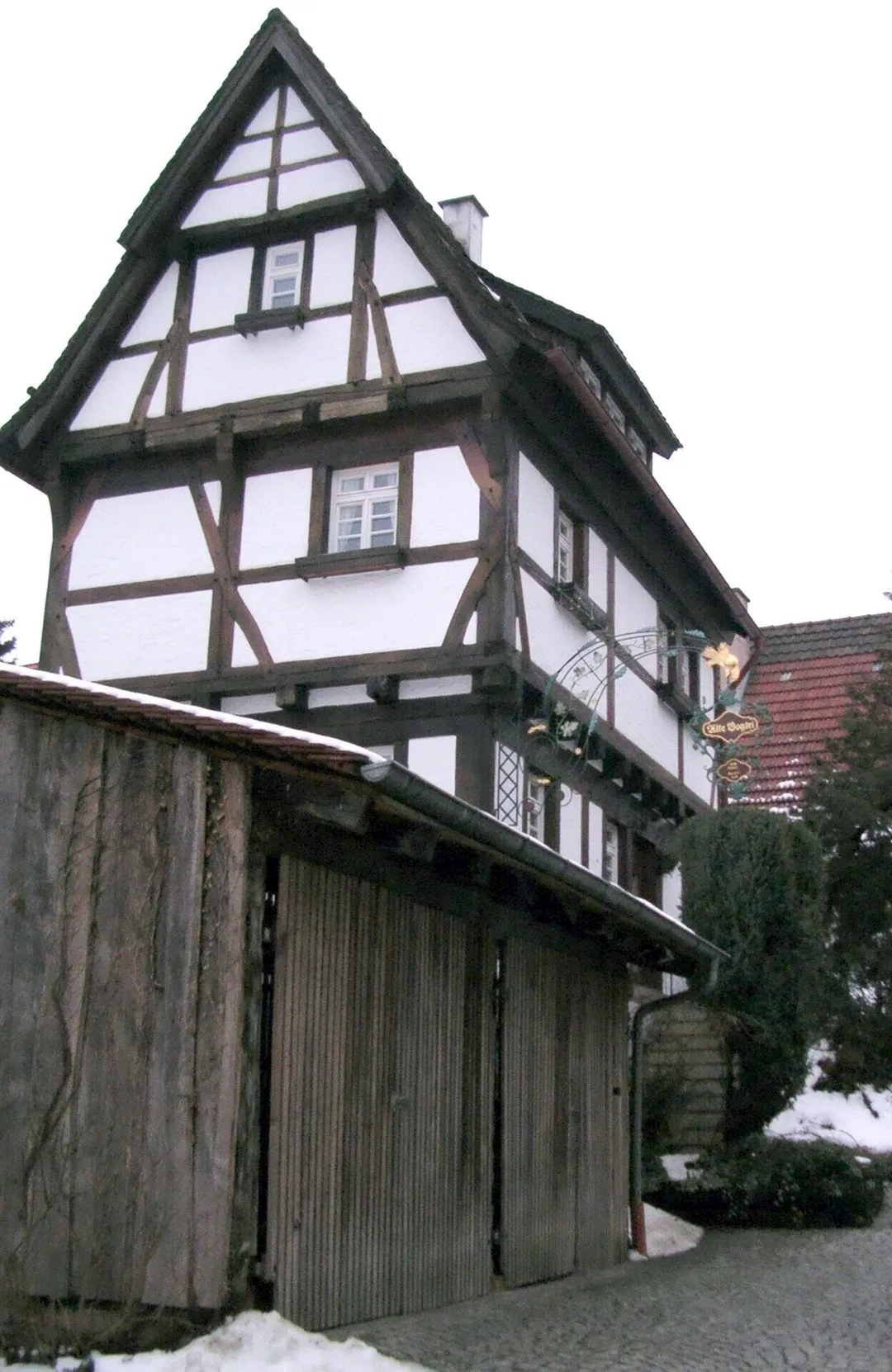 Alte Vogtei in Köngen (Baden-Württemberg.Germany): The house of the reeve, built in 1458 

Die 1983 mit Freilegung und Wiederherstellung des Fachwerks durchgreifend sanierte Alte Vogtei war sehr wahrscheinlich Bestandteil eines klösterlichen Pfleghofes zur Verwaltung des Kirchengutes, das seit 1384/85 dem Kloster Denkendorf gehörte. Das Gebäude stand ursprünglich in Verbindung mit der älteren, abgebrochenen Zehntscheune. Es bildet den ältesten erhaltenen Wohnbau Köngens und zeigt beispielhaft die Konstruktionsprinzipien des Fachwerkbaus Ende des 15. Jahrhunderts. Ab 1739 beherbergte der kleine Bau die herzogliche Kammerschreiberei, 1808 gelangte er in Privatbesitz. Das Gebäude hat damit wichtigen Zeugniswert für die Siedlungs-, Orts- und Herrschaftsgeschichte Köngens im Mittelalter und der Frühen Neuzeit.