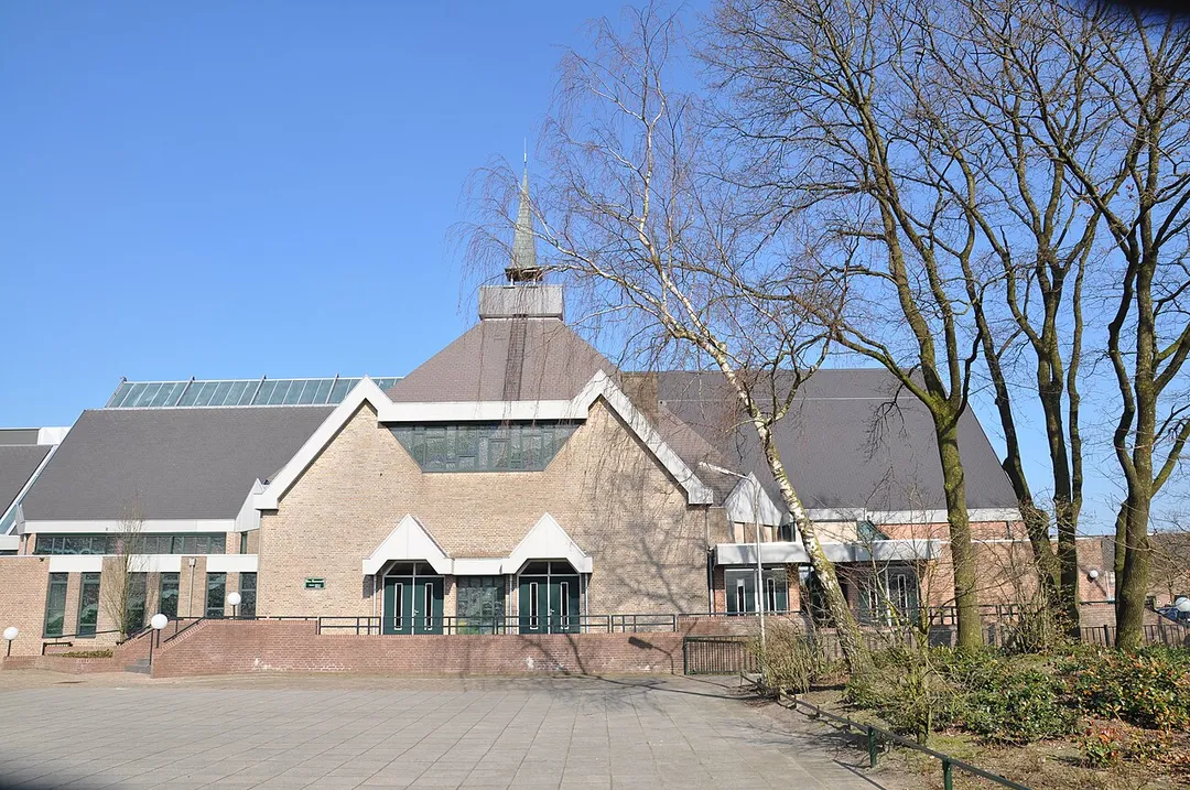 Achterzijde van het gebouw van de Gereformeerde Gemeente te Kootwijkerbroek, Veluwe. Gebouw heeft 1.780 zitplaatsen.