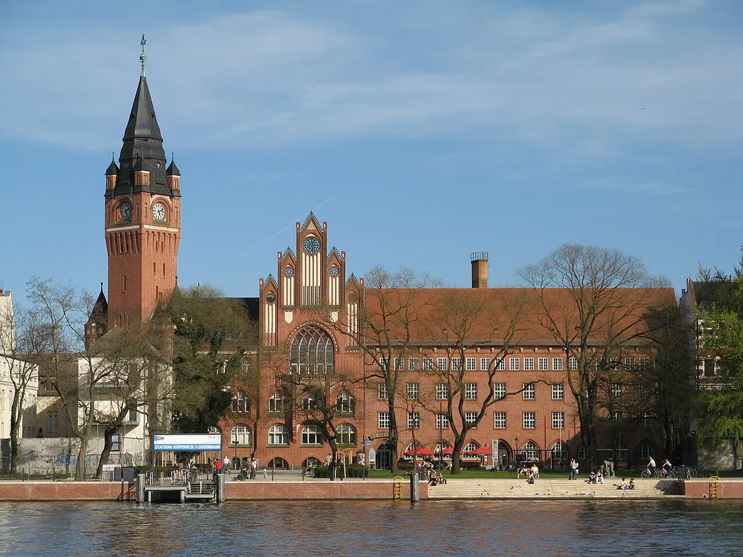 Berlin - Rathaus Köpenick - Ansicht der Vorderfront des Rathauses mit dem Luisenhain und der Schiffsanlegestelle vom gegenüberliegenden Dahme-Ufer aus