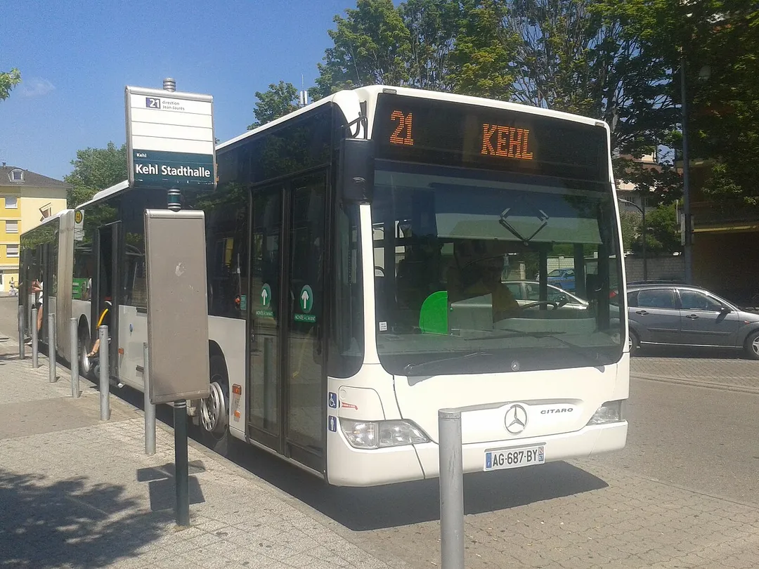 Ein Citaro der Straßburger Verkehrsbetriebe (Compagnie des transports strasbourgeois) hält an der Stadthalle in Kehl und wartet auf die Rückfahrt nach Frankreich.