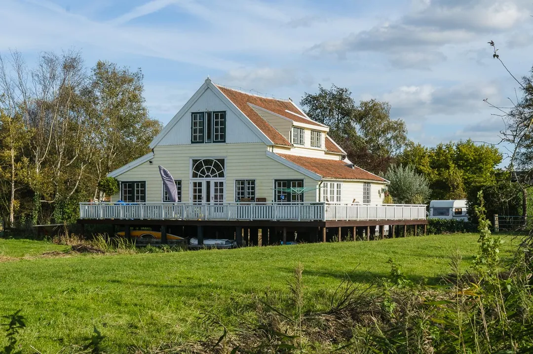 Voormalig atelier en voormalige jeugdherberg De Karekiet, Kortenhoefse dijk, Kortenhoef, Wijdemeren, Noord Holland, Nederland.