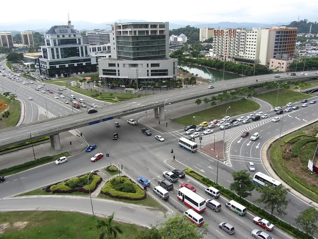 The Wawasan Intersection near Wawasan Plaza is clearly visible from the 10th floor of the Tang Dynasty Hotel. As people commute to work or travel down to the city centre, the intersection is ever busy throughout the day.
With the Wawasan Flyover, traffic has greatly eased at this intersection, though it would be better if the flyover could go both north and south bound, instead of just south bound (away from the CBD). Best of all this would make an awesome view for light trail photography at night.
