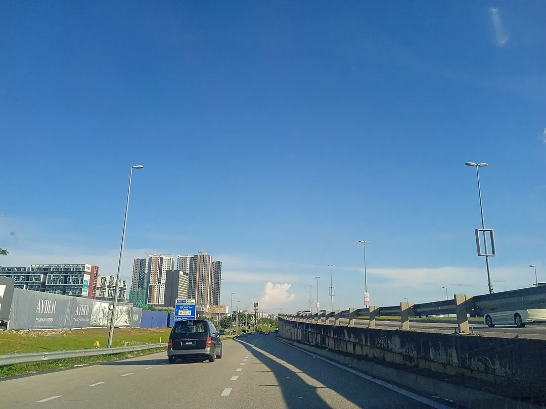 Persimpangan Kota Warisan (Susur keluar 10) di Lebuhraya Cyberjaya-Putrajaya FT29 ke arah selatan.