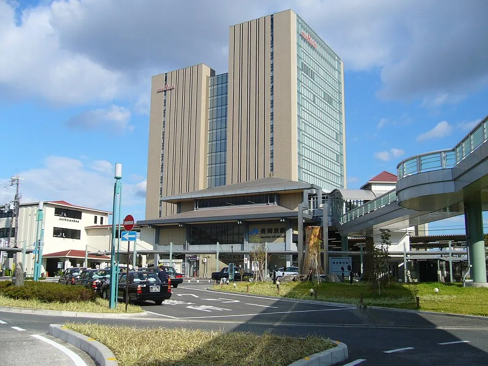 West side of Nagaokyakyō Station on the Tōkaidō Main Line