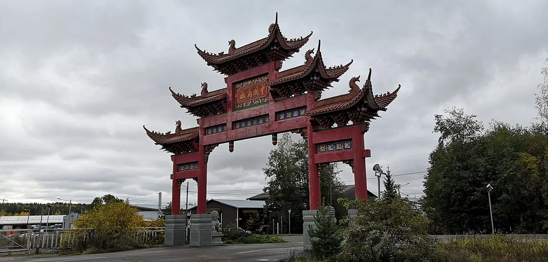 Kouvolan China Centerin portti sijaitsee Teholassa