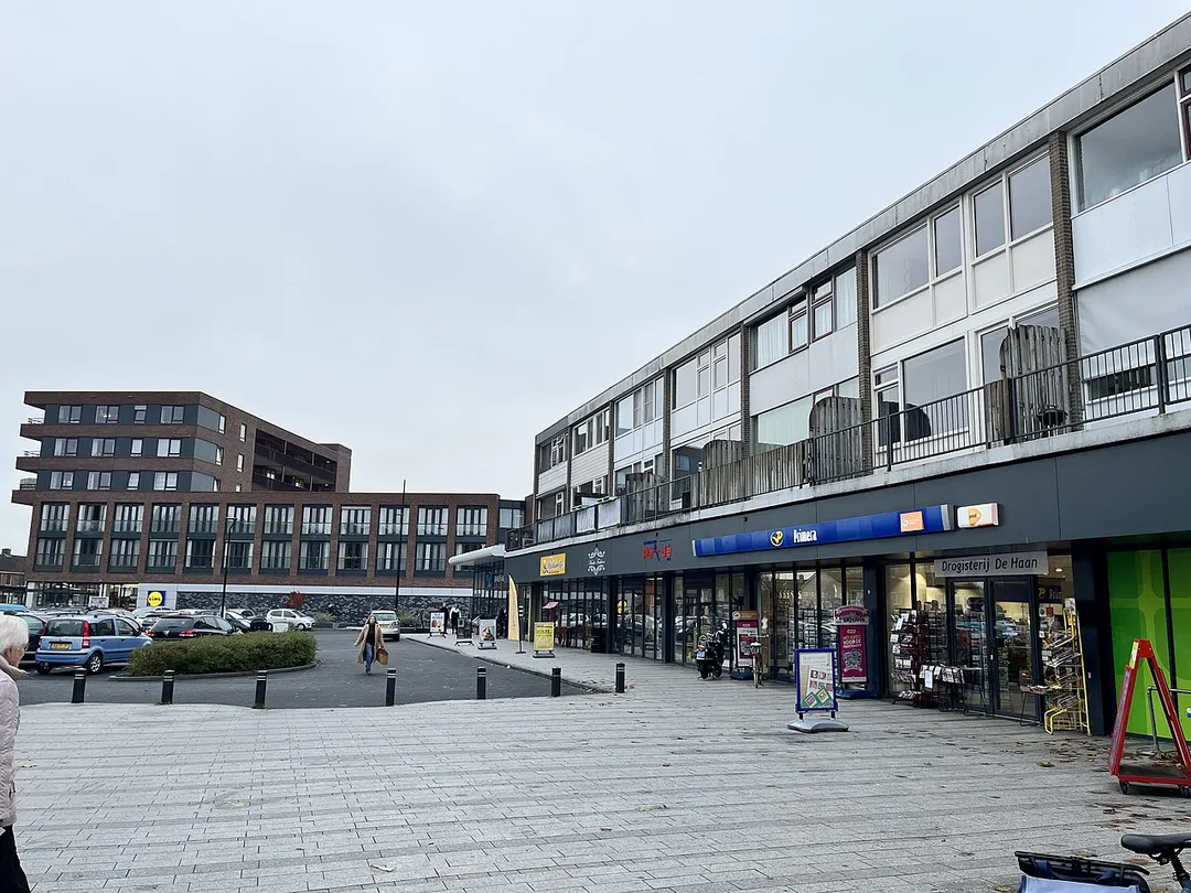 Foto van winkelcentrum de Grote Beer in Krakeel, Hoogeveen. Deze foto is genomen vanaf de Plus.