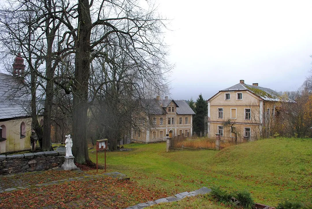 Wallfahrtskirche St. Jakob in Sněžná (Schönau), links die Kirche, rechts das alte Schulhaus, in der Mitte das frühere Pleyer-Haus