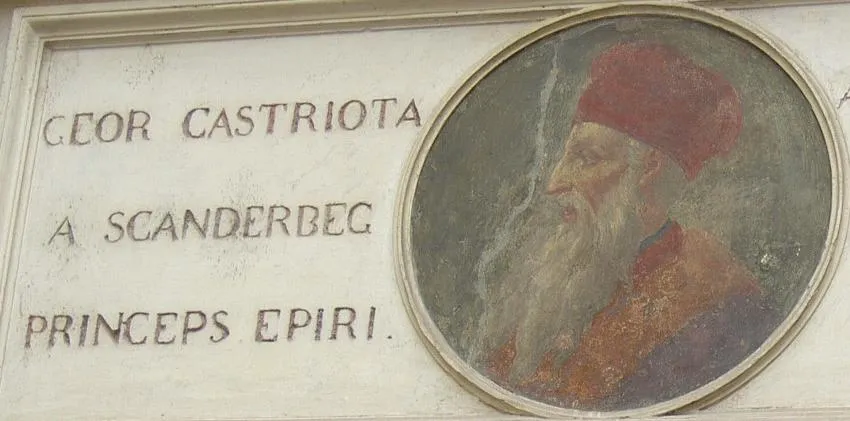 Scanderbeg, bild av Alers, augusti 2004.
Från Piazza Scanderbeg
Skanderbeg