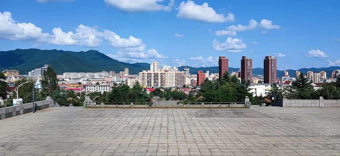 ​宽甸满族自治县城区宽甸镇天际线（摄于黄椅山公园入口处）