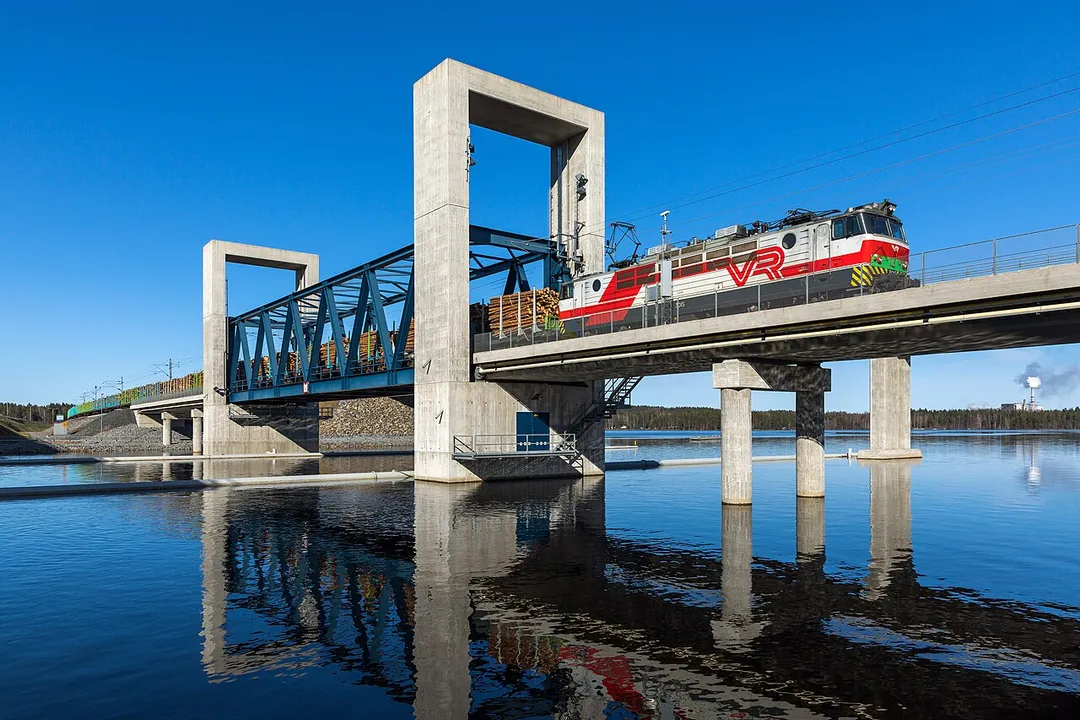 VR-Yhtymä Oy Sr1 3015 crosses the lift bridge north of Kuopio (Finland) with a southbound lumber train.